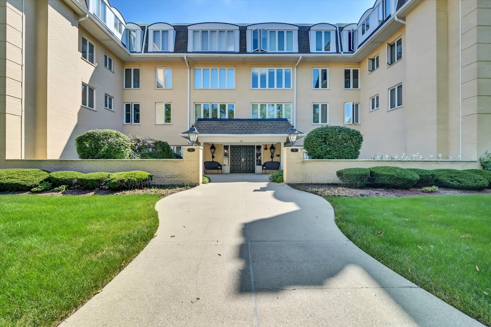 75 S 6th Avenue #102, La Grange, IL 60525
