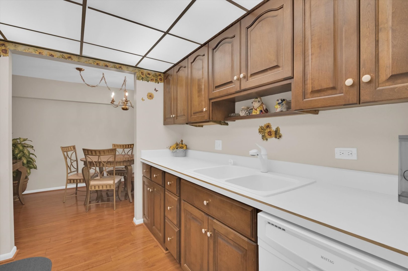 75 S 6th Avenue #102, La Grange, IL 60525