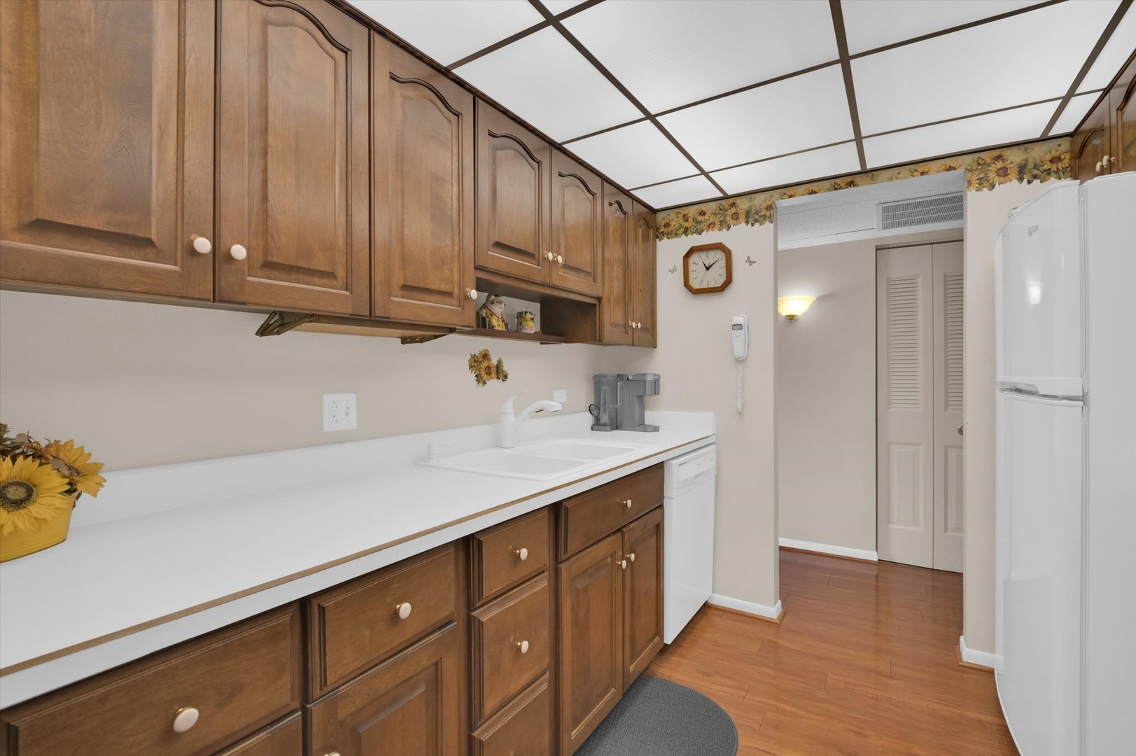 75 S 6th Avenue #102, La Grange, IL 60525