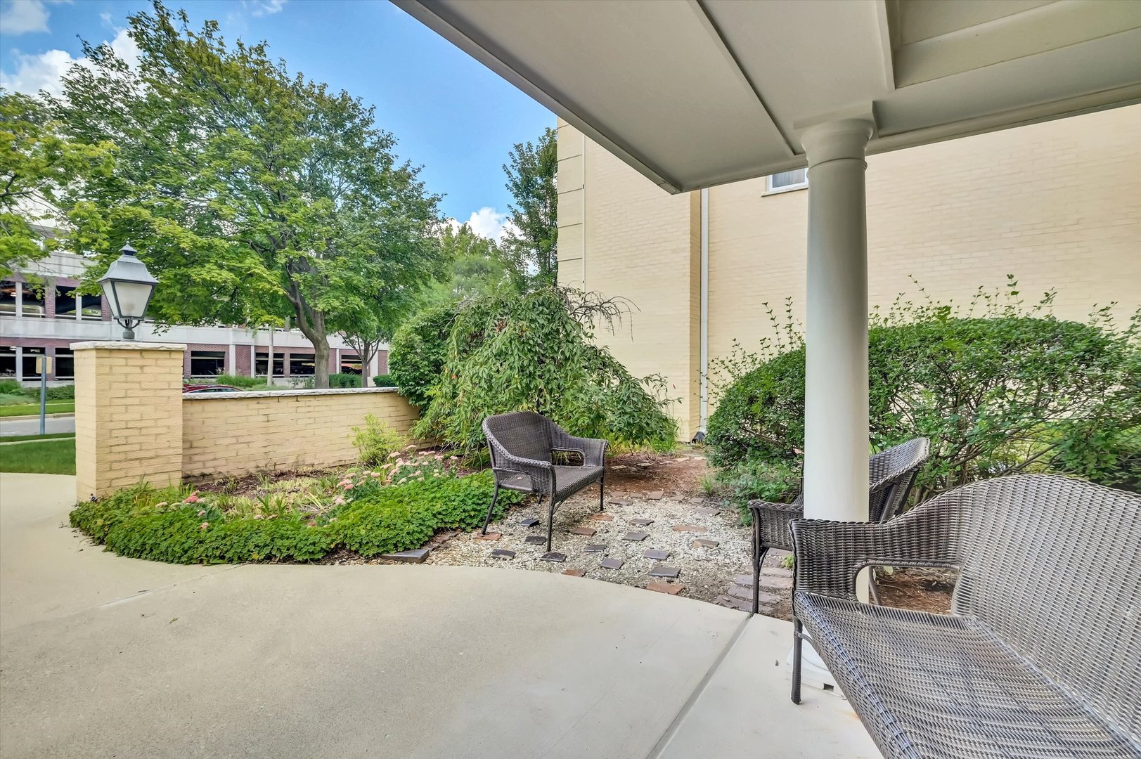 75 S 6th Avenue #102, La Grange, IL 60525