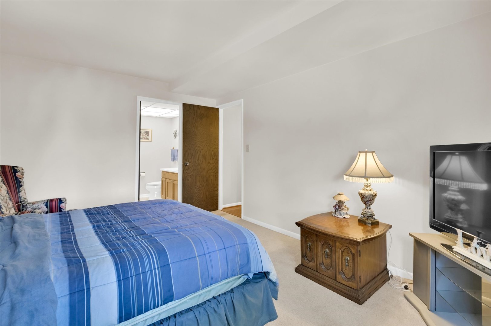 75 S 6th Avenue #102, La Grange, IL 60525