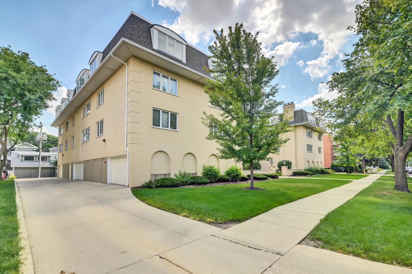 75 S 6th Avenue #102, La Grange, IL 60525
