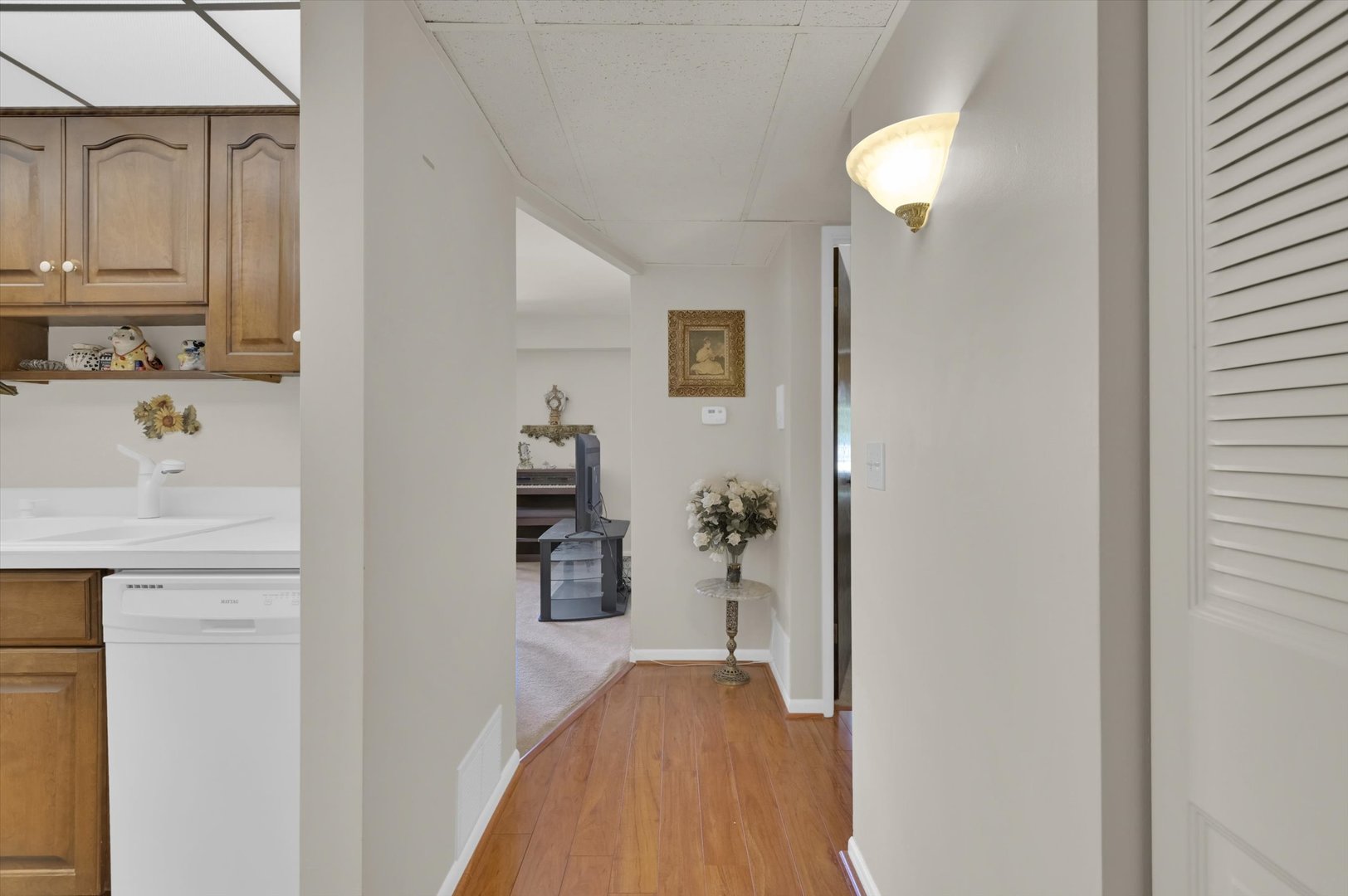 75 S 6th Avenue #102, La Grange, IL 60525