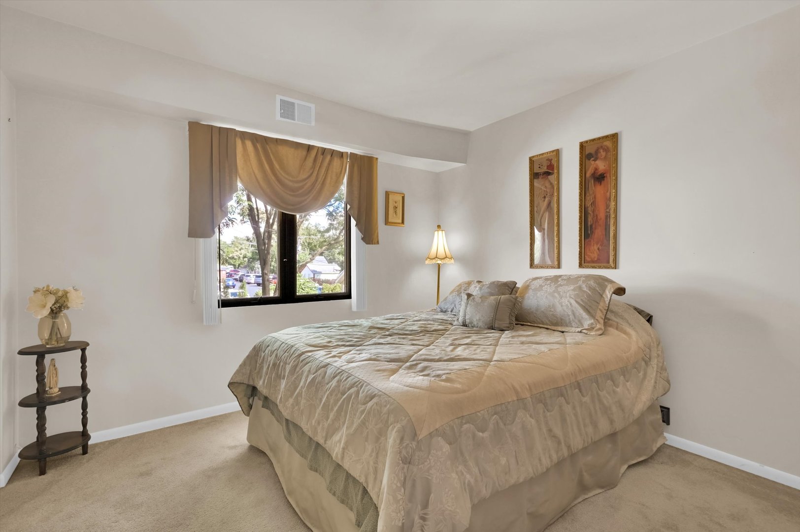 75 S 6th Avenue #102, La Grange, IL 60525