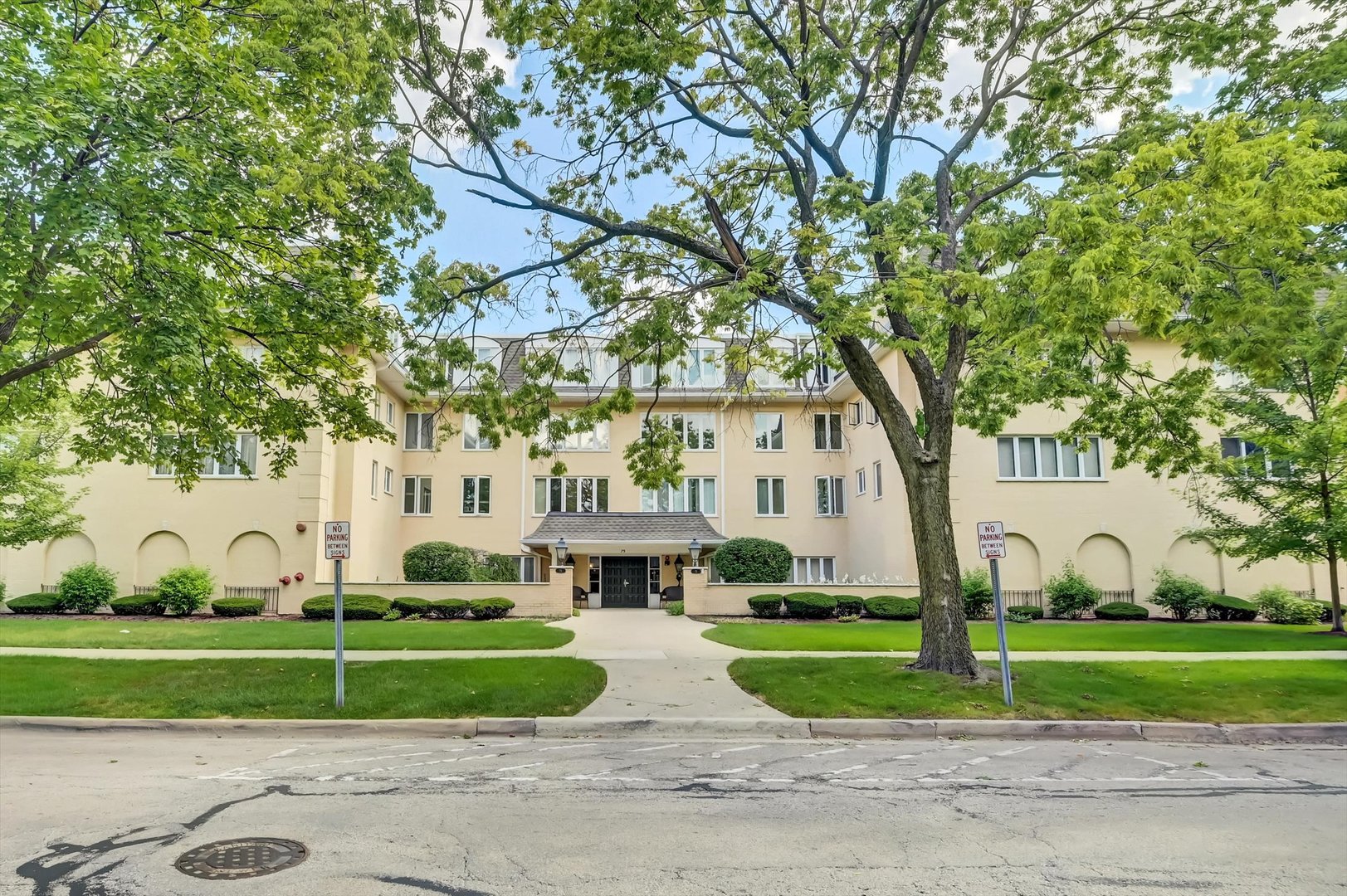 75 S 6th Avenue #102, La Grange, IL 60525