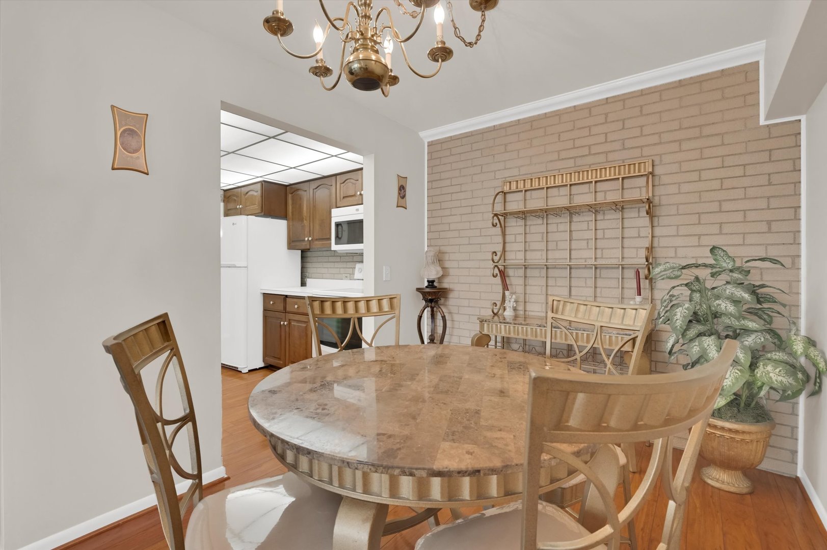 75 S 6th Avenue #102, La Grange, IL 60525