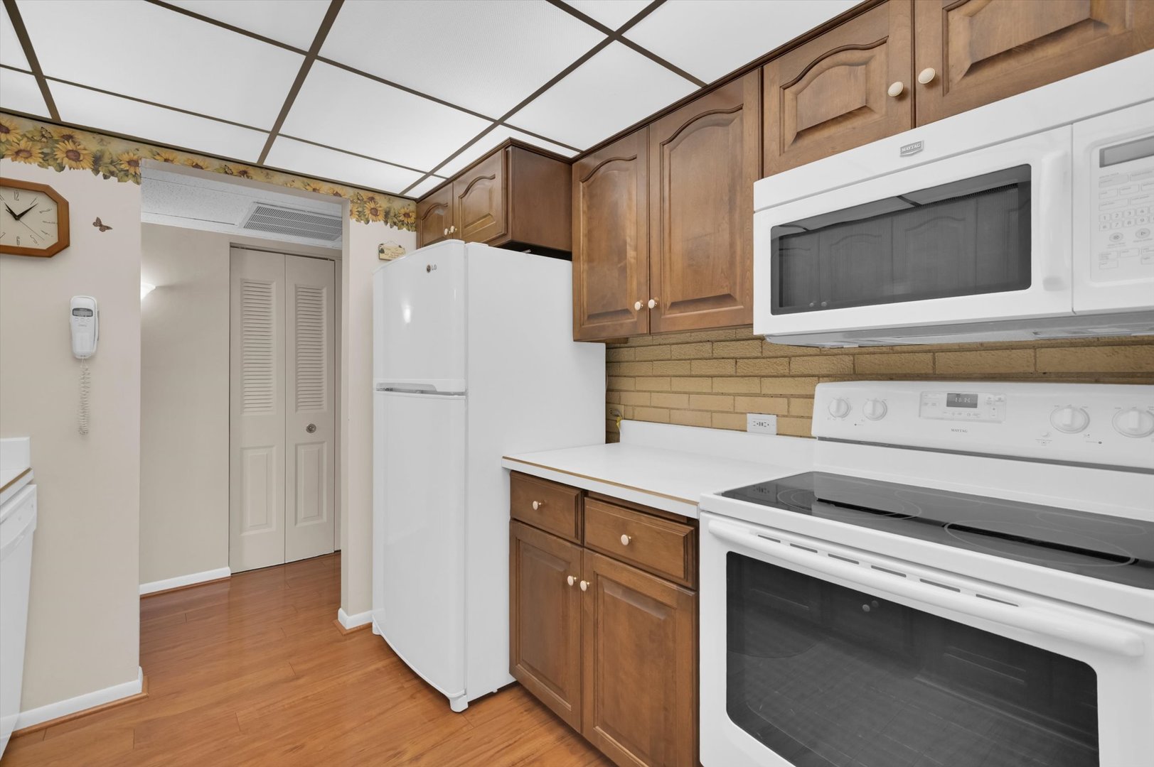75 S 6th Avenue #102, La Grange, IL 60525
