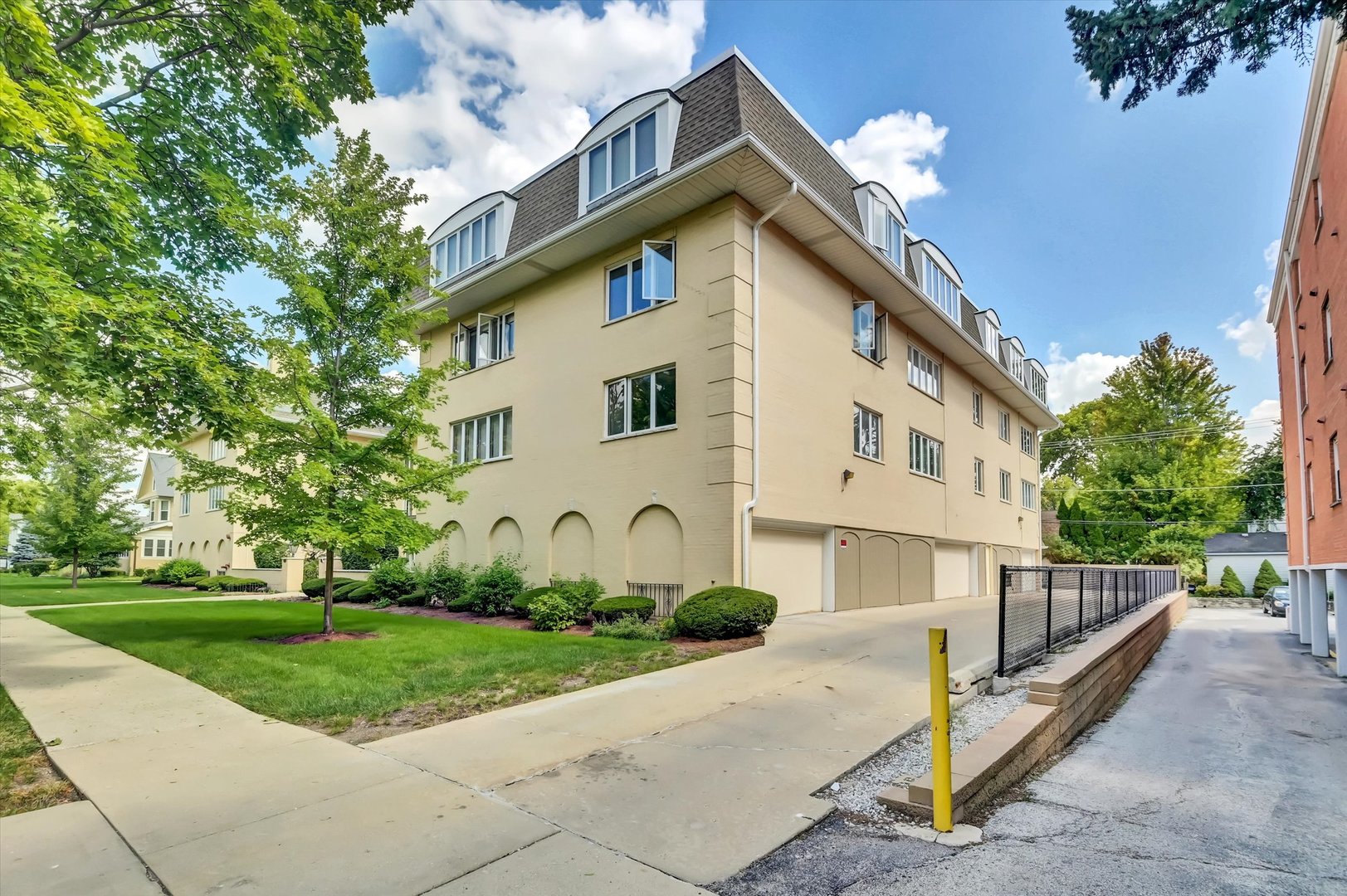 75 S 6th Avenue #102, La Grange, IL 60525