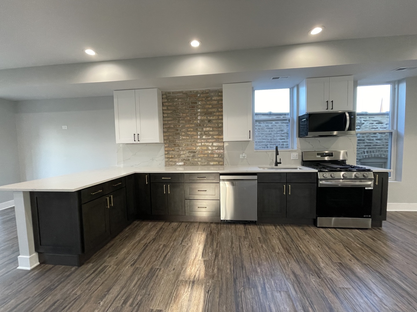 2221 W 21st Place #3F, Chicago, IL 60608