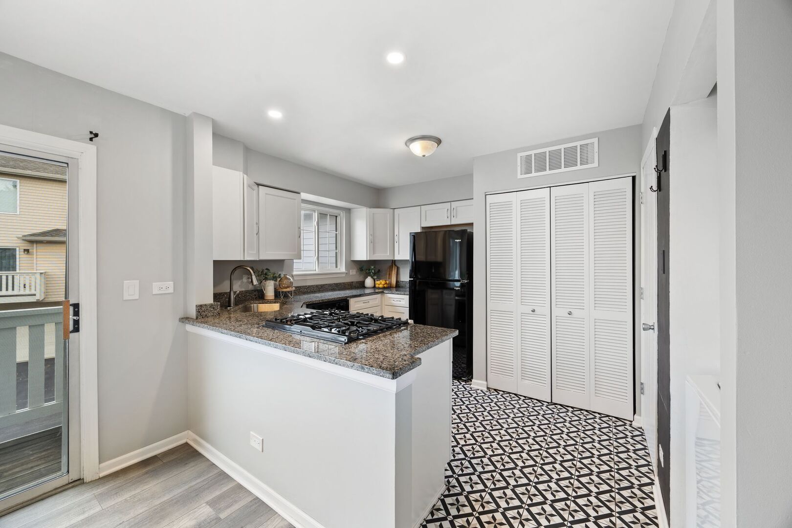 873 Essex Circle #873, Grayslake, IL 60030