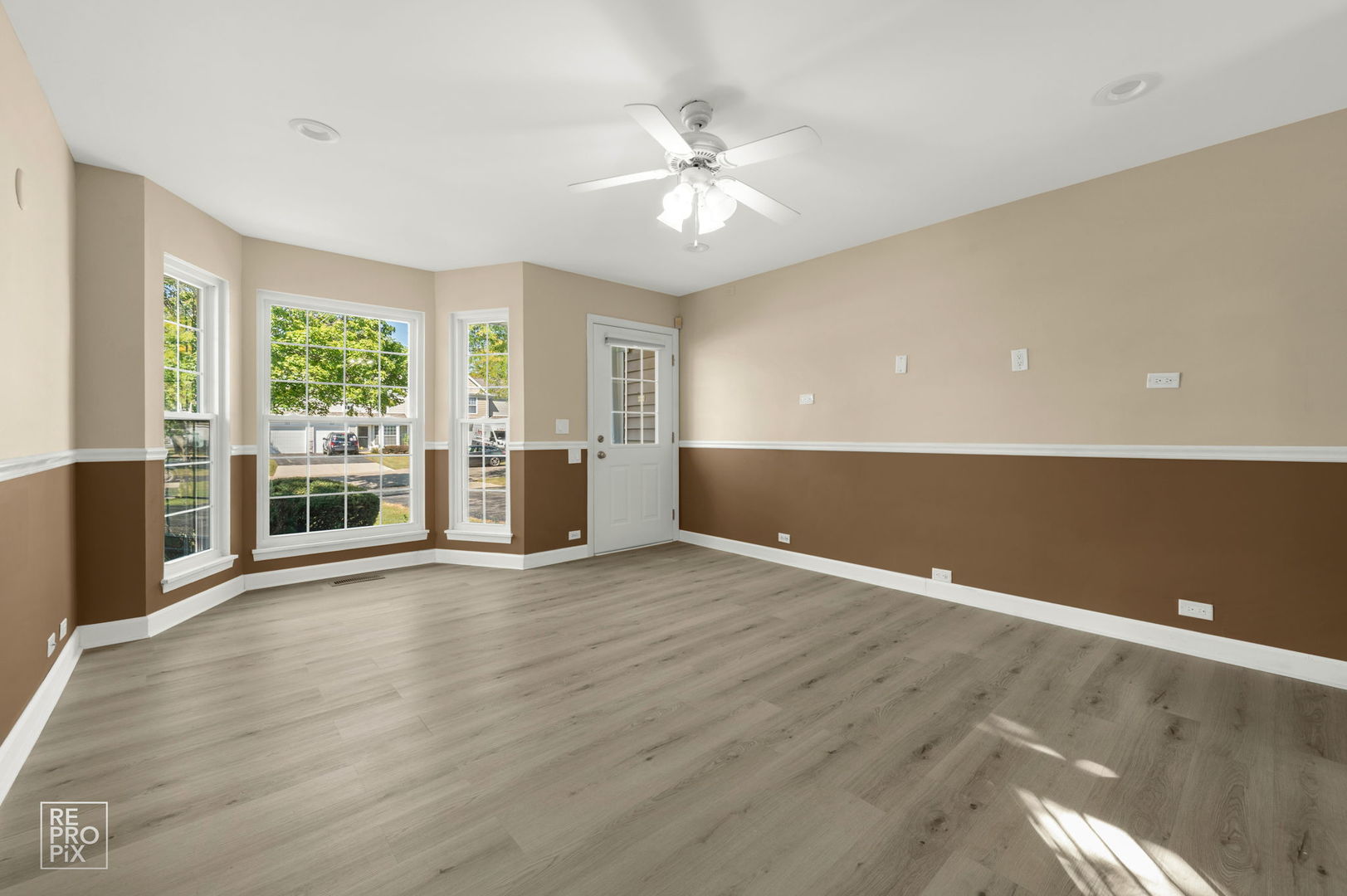 1705 College Green Drive, Elgin, IL 60123
