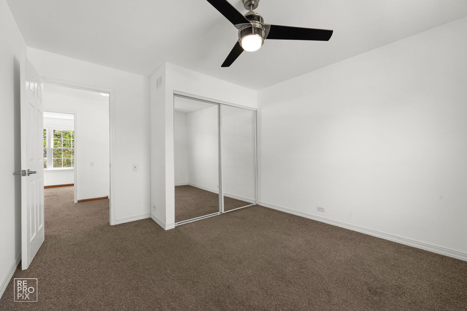 1705 College Green Drive, Elgin, IL 60123