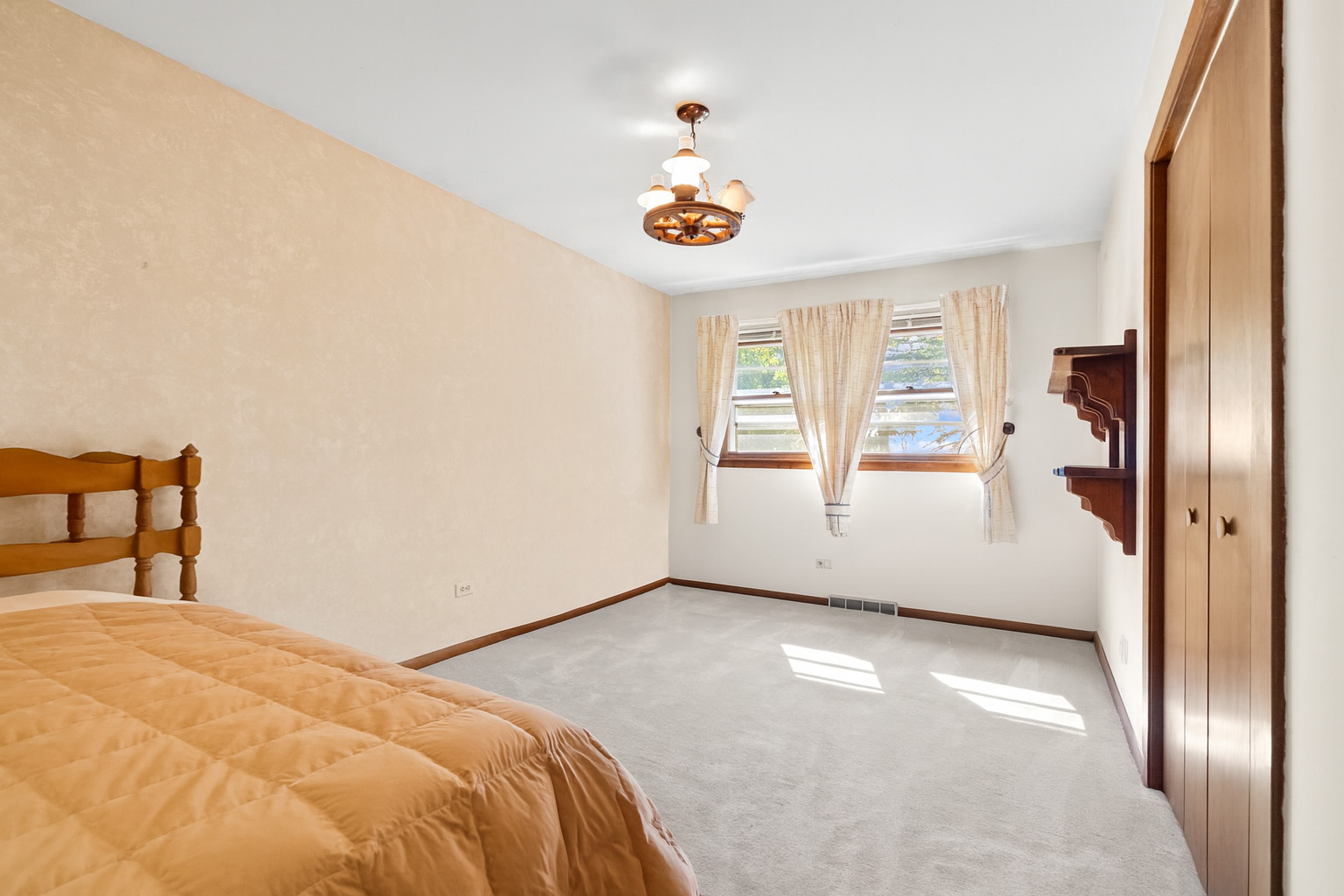 7831 Clarendon Hills Road, Willowbrook, IL 60527