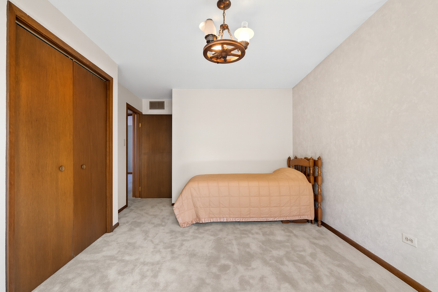 7831 Clarendon Hills Road, Willowbrook, IL 60527