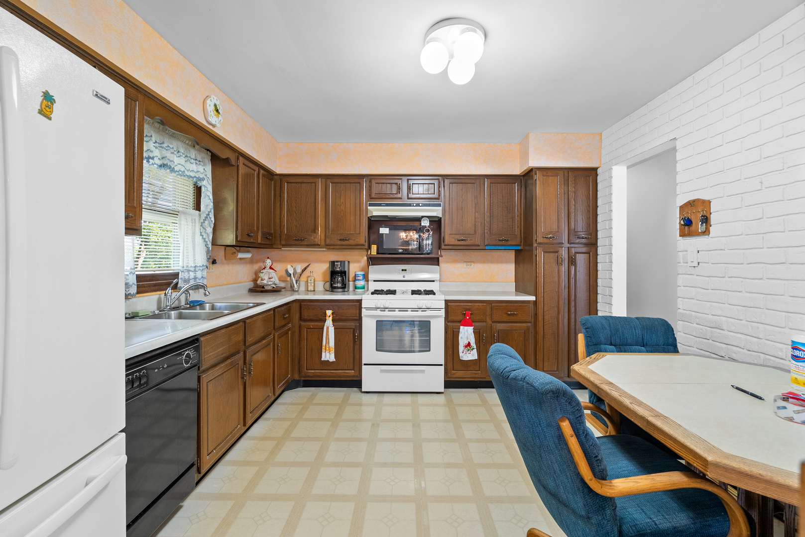 7831 Clarendon Hills Road, Willowbrook, IL 60527