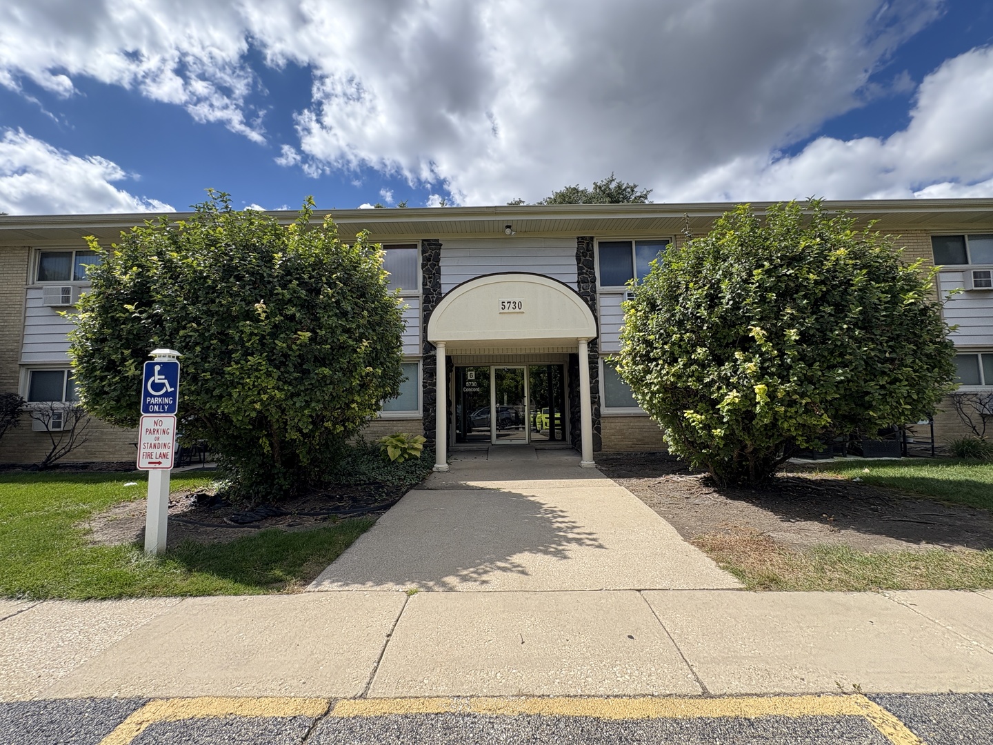 5730 Concord Lane #3, Clarendon Hills, IL 60514