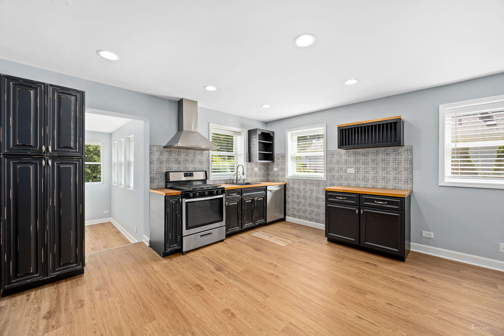 5513 Pershing Avenue, Downers Grove, IL 60515