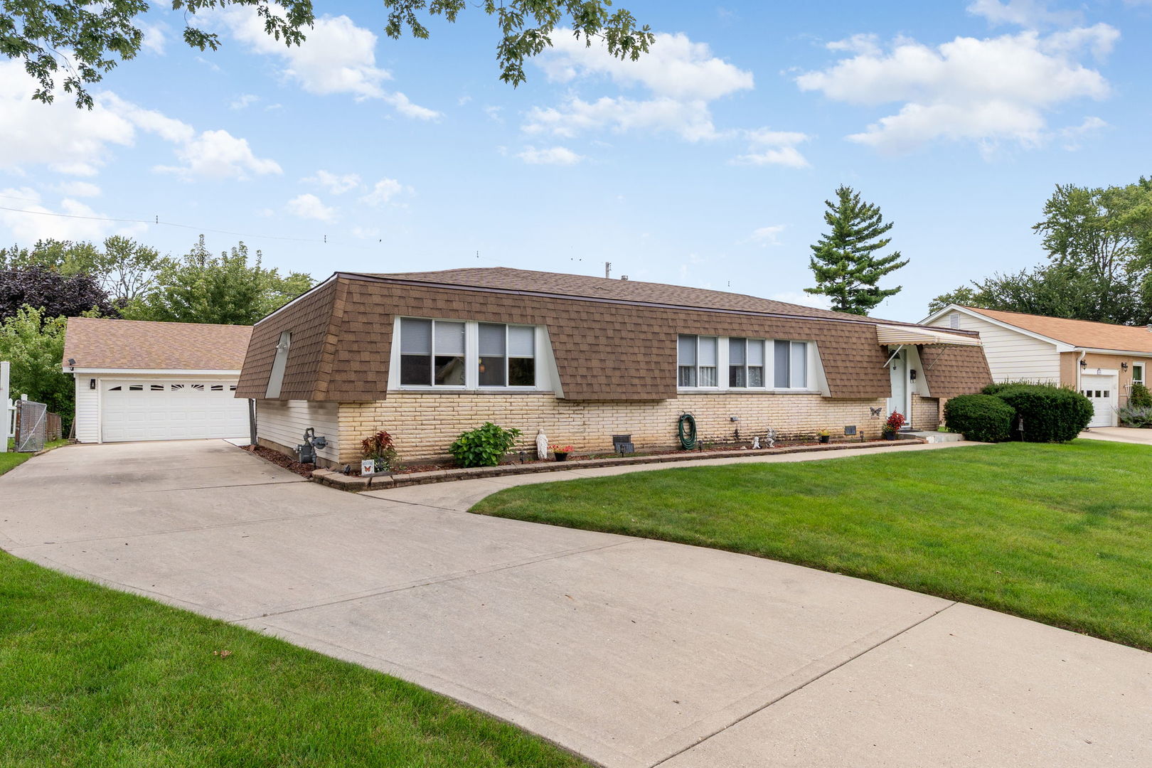 100 Des Plaines Lane, Hoffman Estates, IL 60169