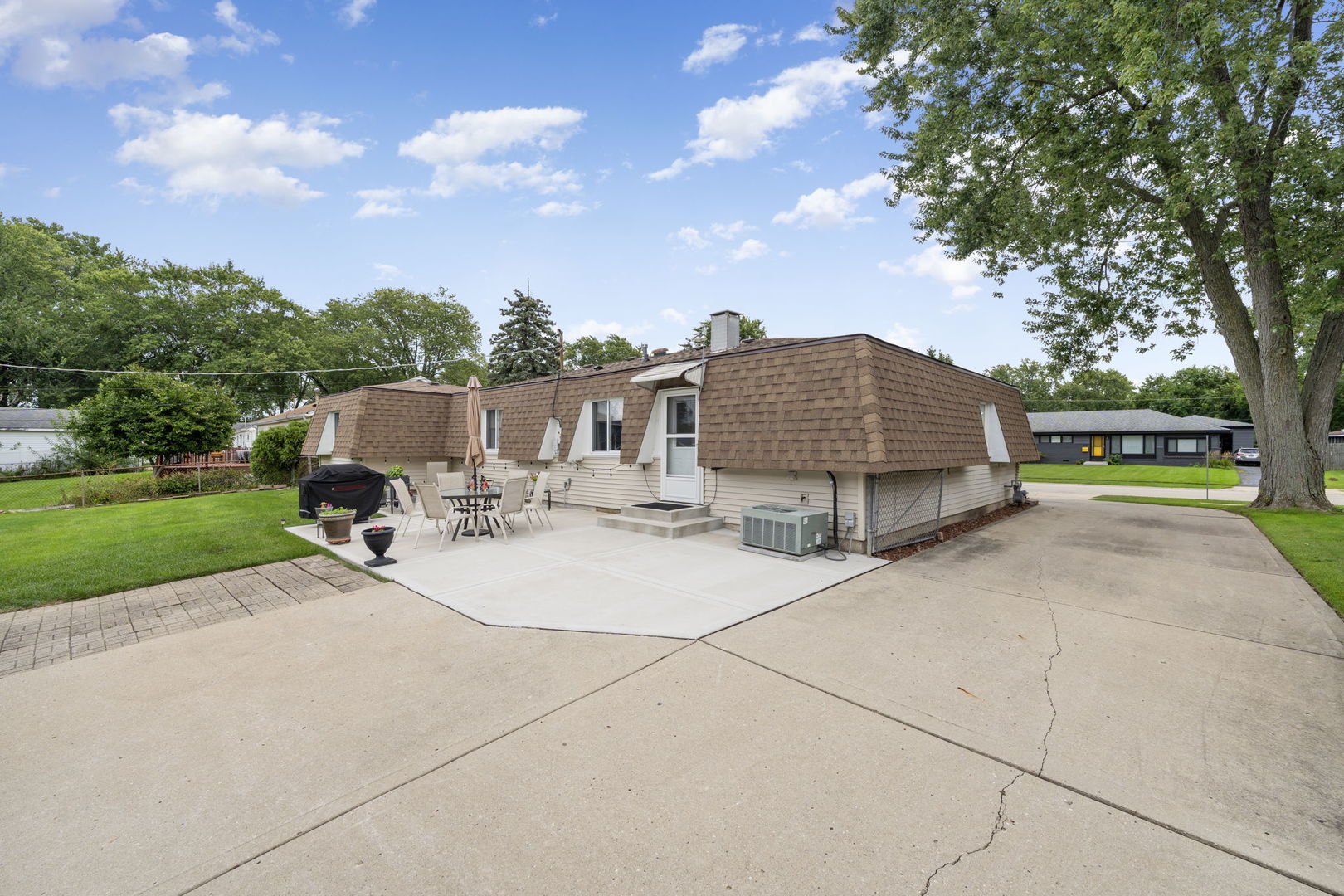 100 Des Plaines Lane, Hoffman Estates, IL 60169