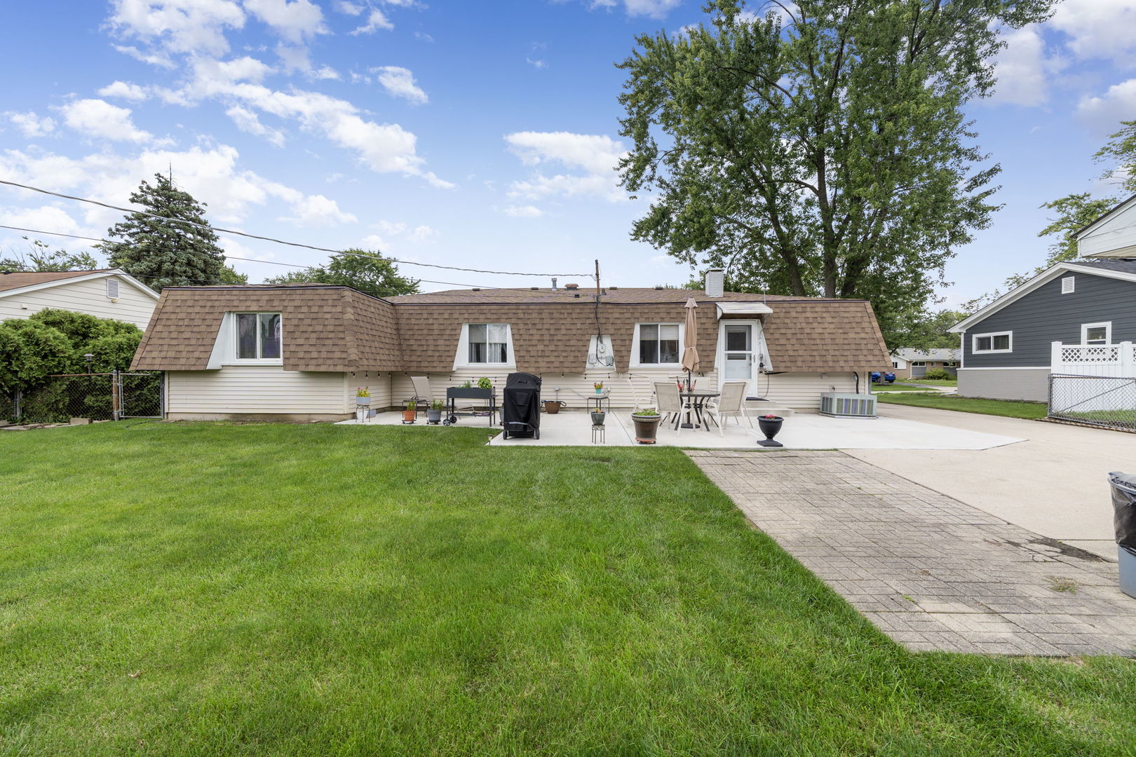 100 Des Plaines Lane, Hoffman Estates, IL 60169