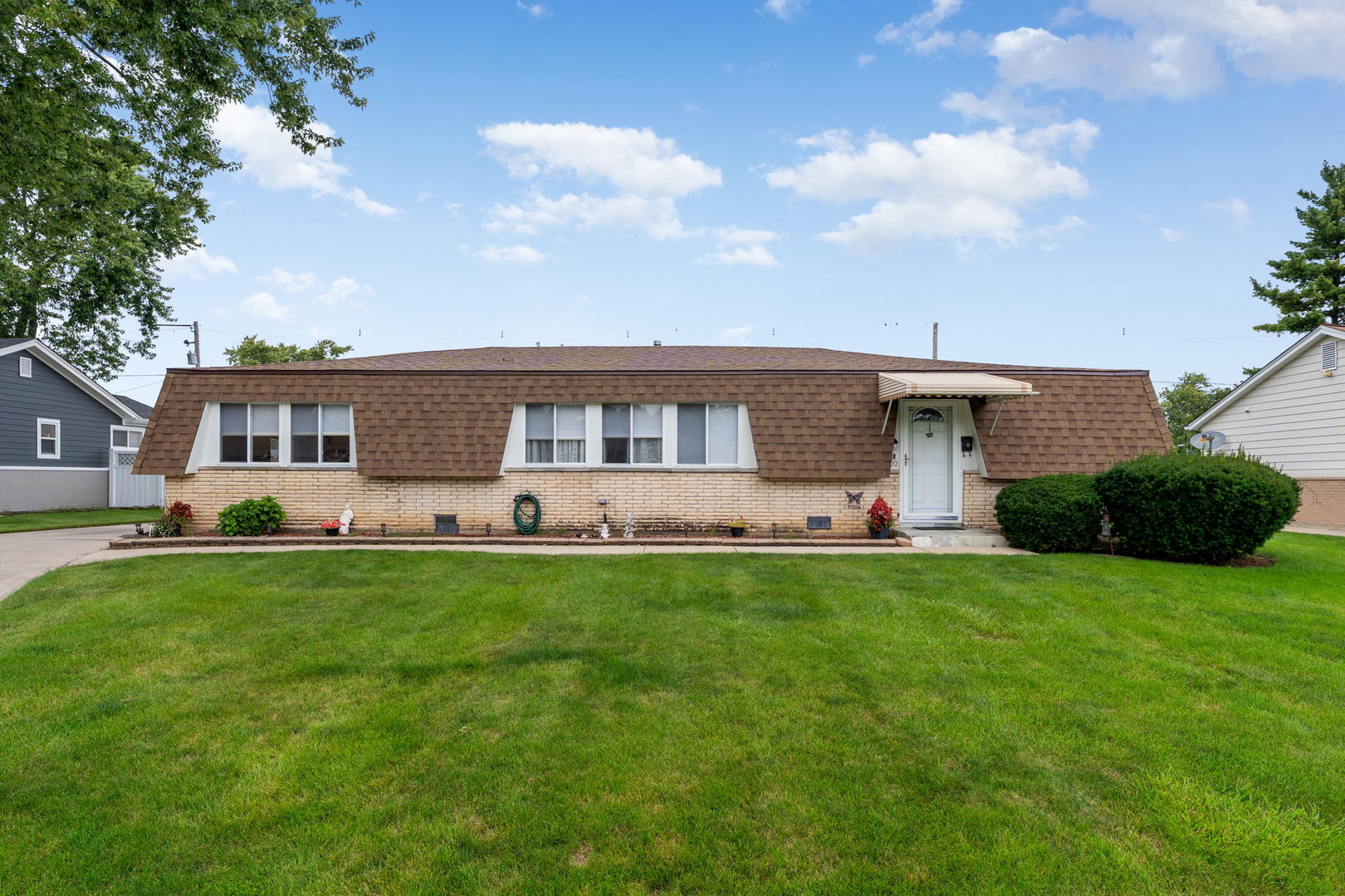 100 Des Plaines Lane, Hoffman Estates, IL 60169