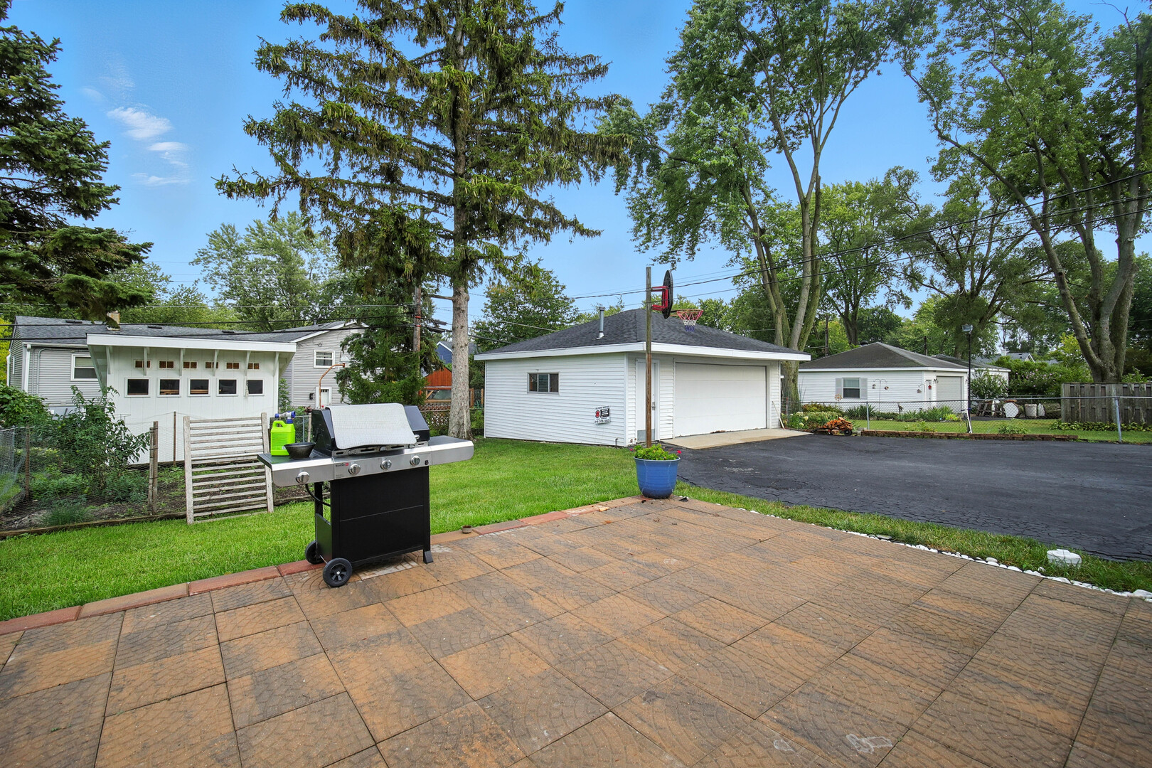 307 Oakwood Road, Vernon Hills, IL 60061