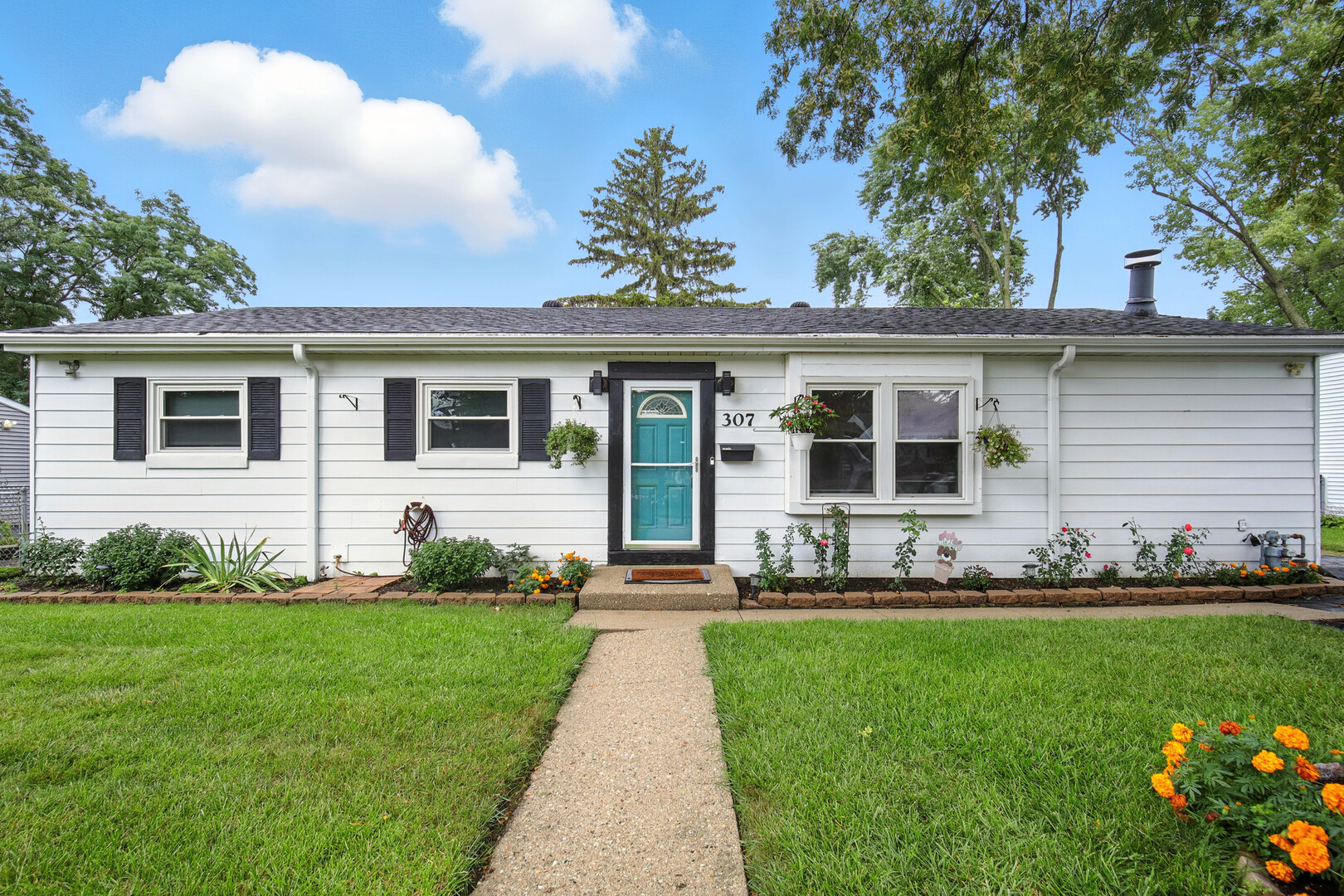 307 Oakwood Road, Vernon Hills, IL 60061