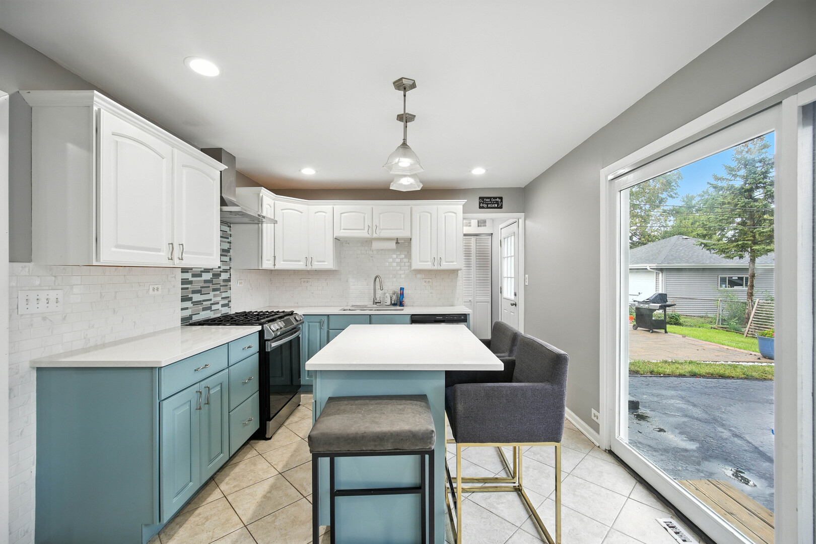 307 Oakwood Road, Vernon Hills, IL 60061