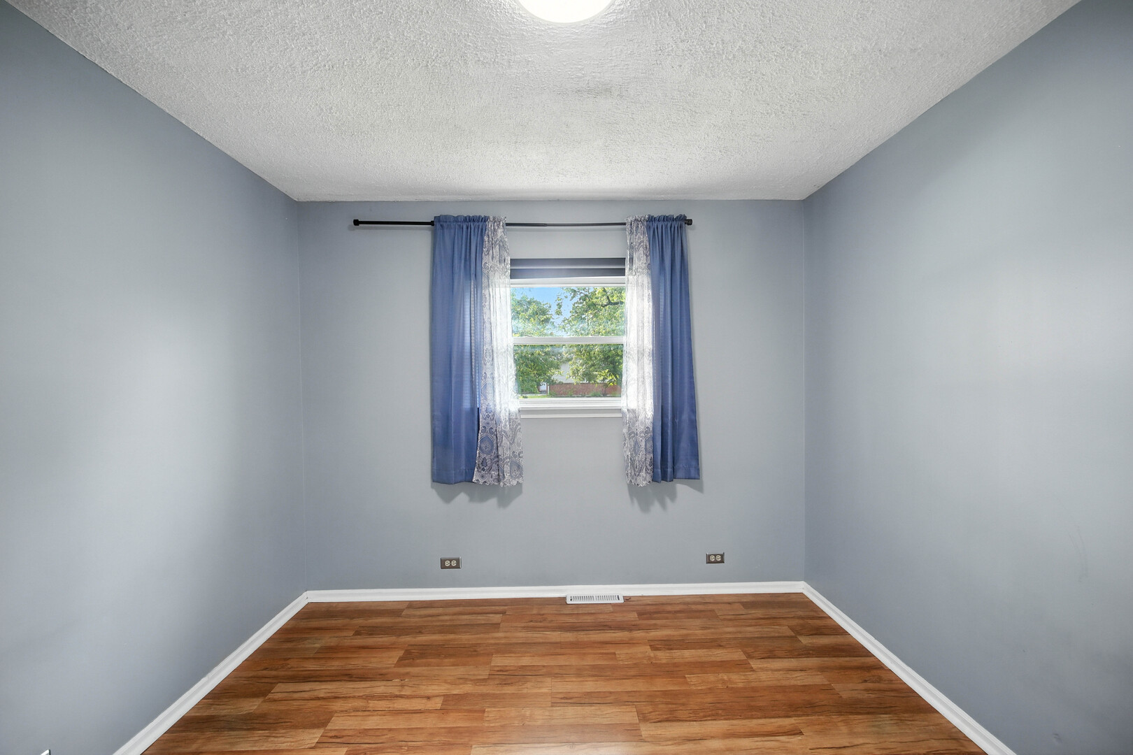 307 Oakwood Road, Vernon Hills, IL 60061