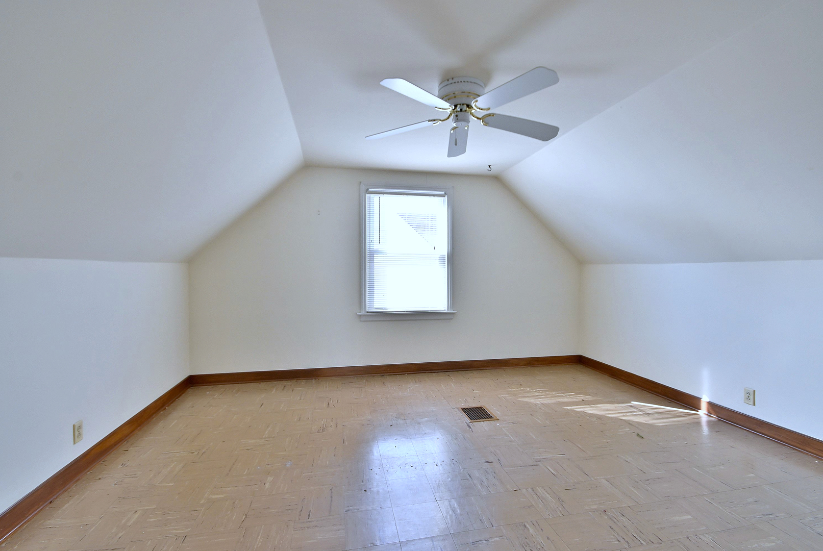 995 S Swain Avenue, Elmhurst, IL 60126
