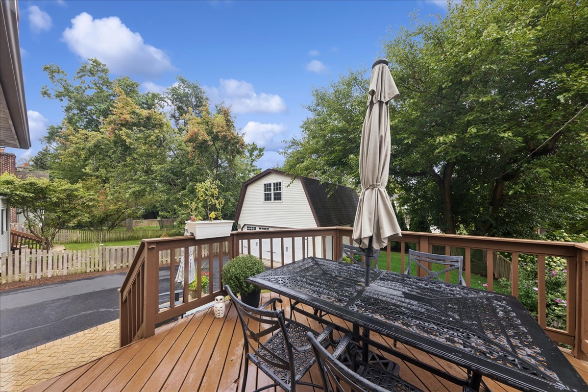 230 Holmes Avenue, Clarendon Hills, IL 60514
