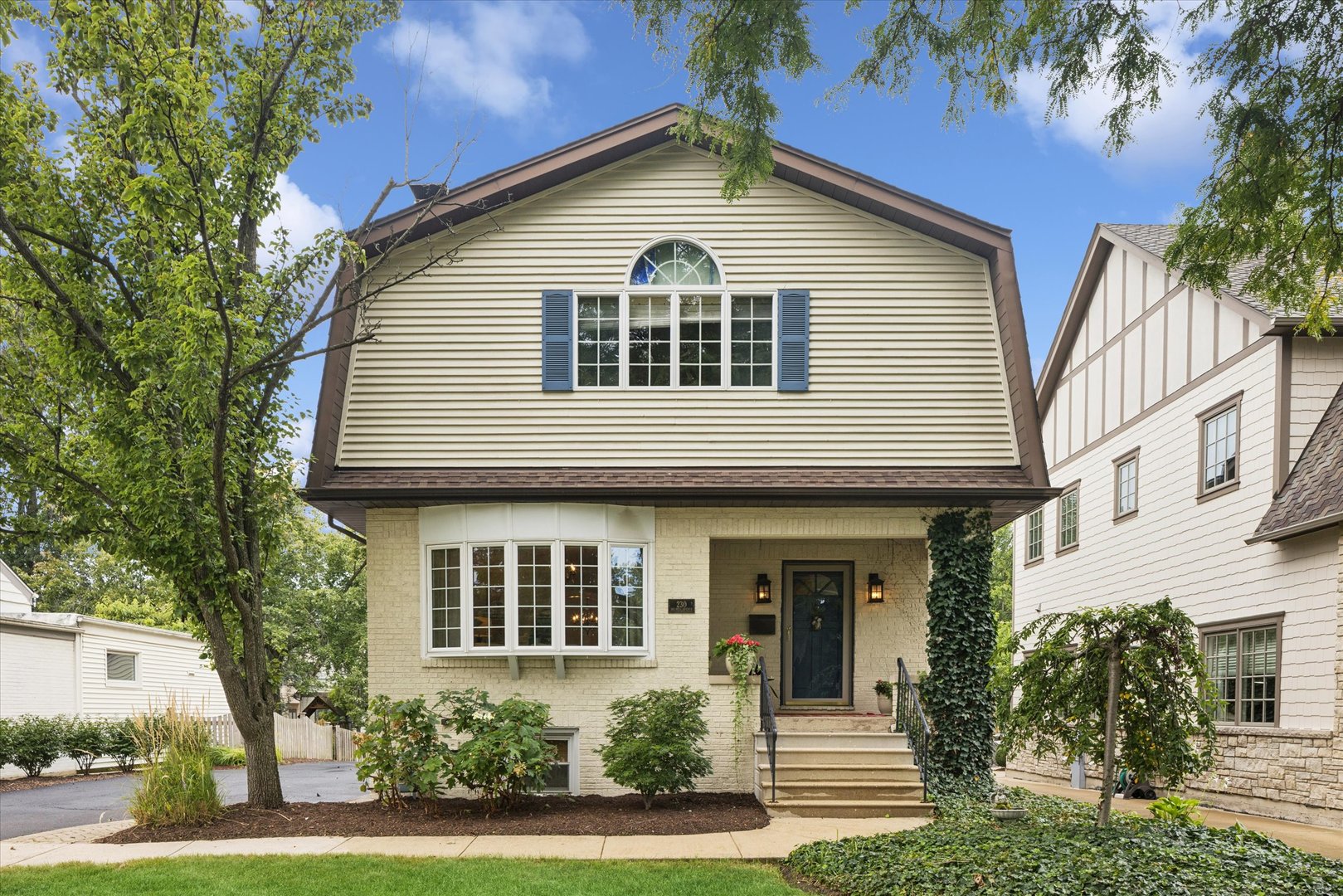 230 Holmes Avenue, Clarendon Hills, IL 60514