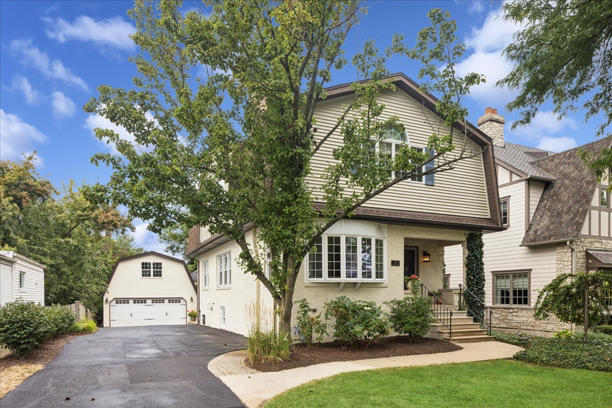 230 Holmes Avenue, Clarendon Hills, IL 60514