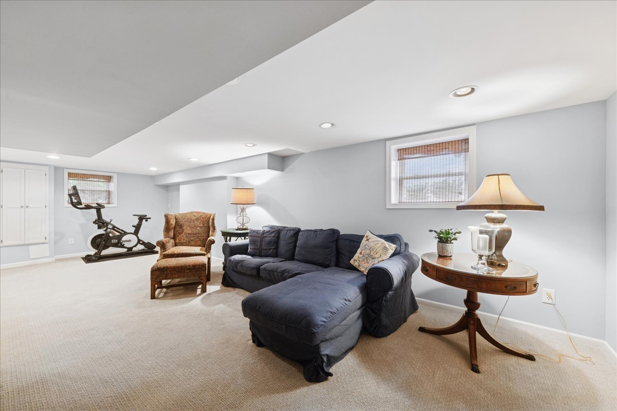 230 Holmes Avenue, Clarendon Hills, IL 60514