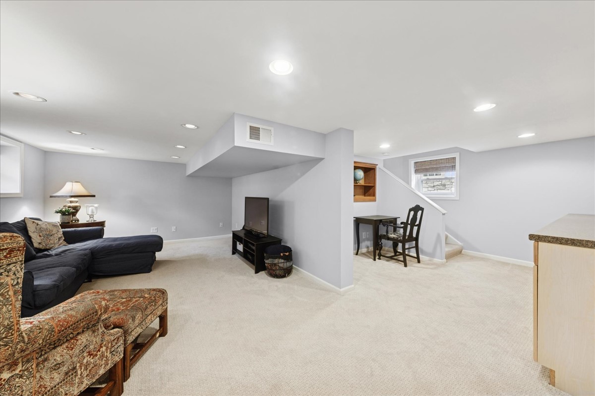 230 Holmes Avenue, Clarendon Hills, IL 60514