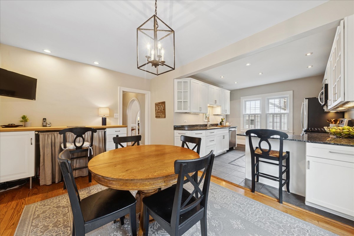 230 Holmes Avenue, Clarendon Hills, IL 60514