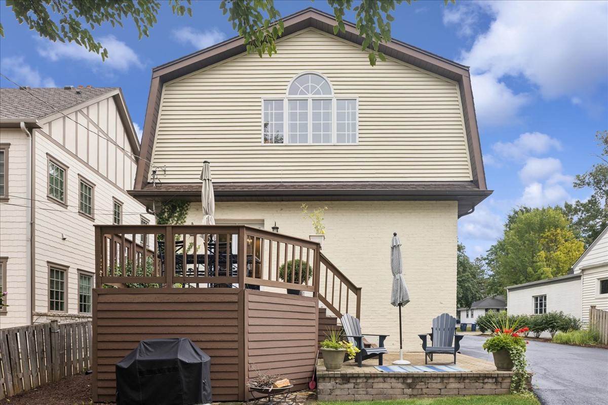230 Holmes Avenue, Clarendon Hills, IL 60514