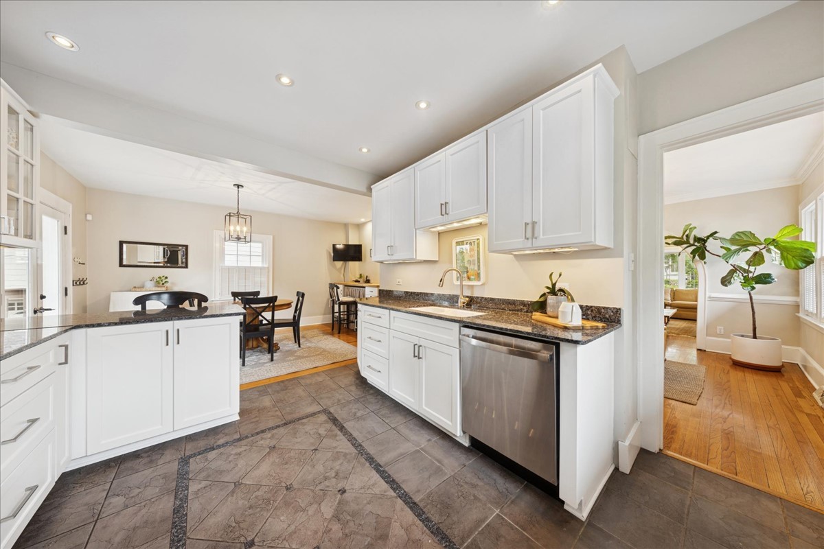 230 Holmes Avenue, Clarendon Hills, IL 60514