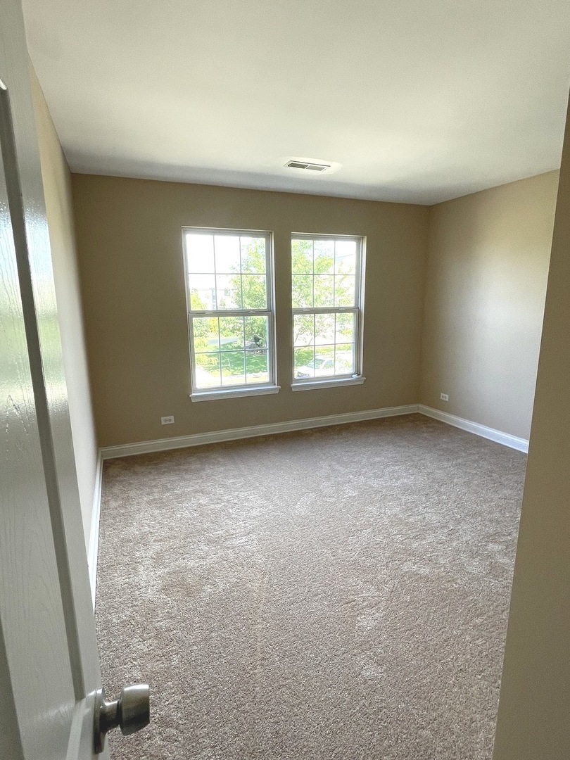 233 Pawtucket Avenue, Elgin, IL 60124