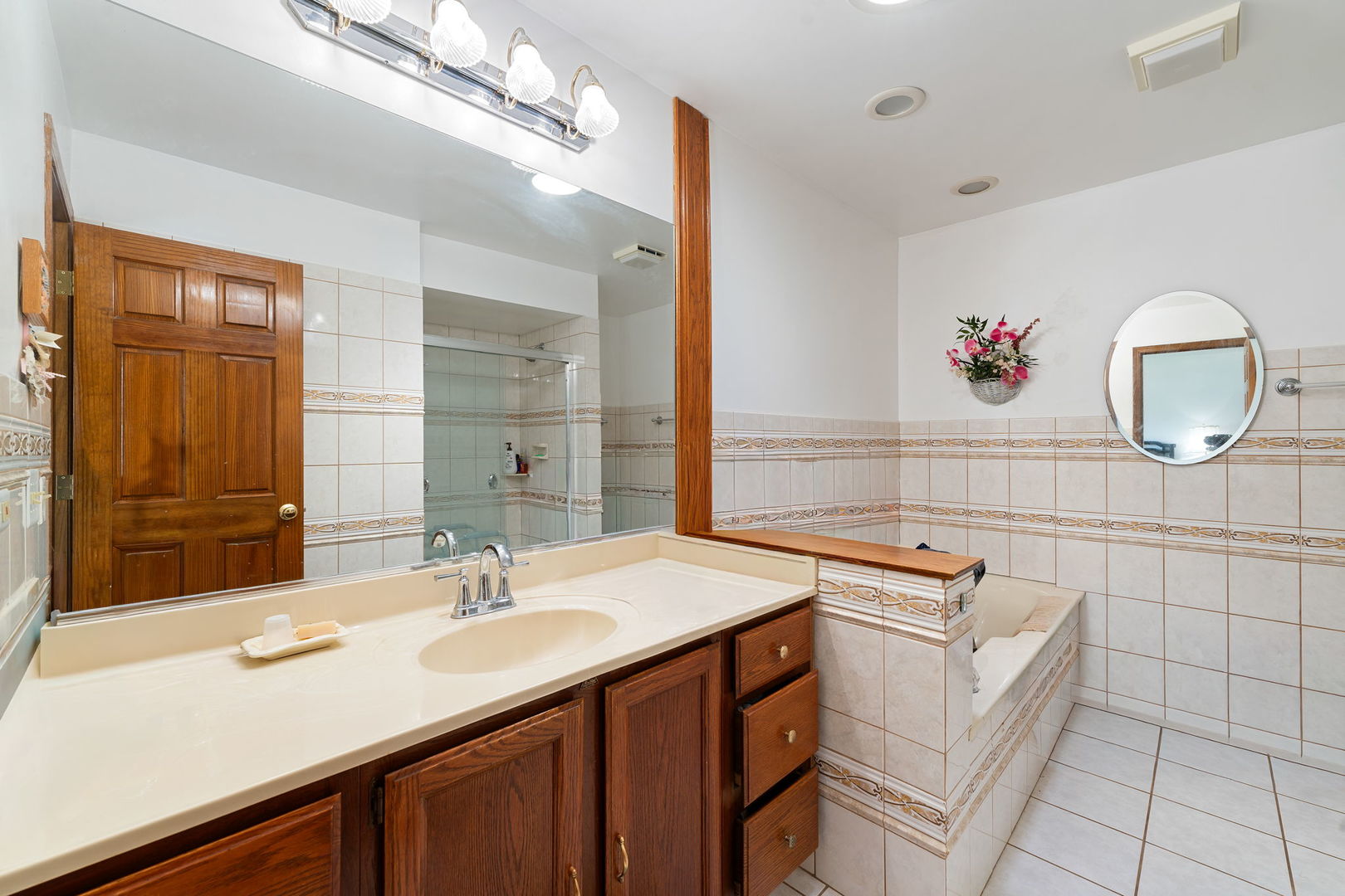 748 Yorkshire Lane, Des Plaines, IL 60016