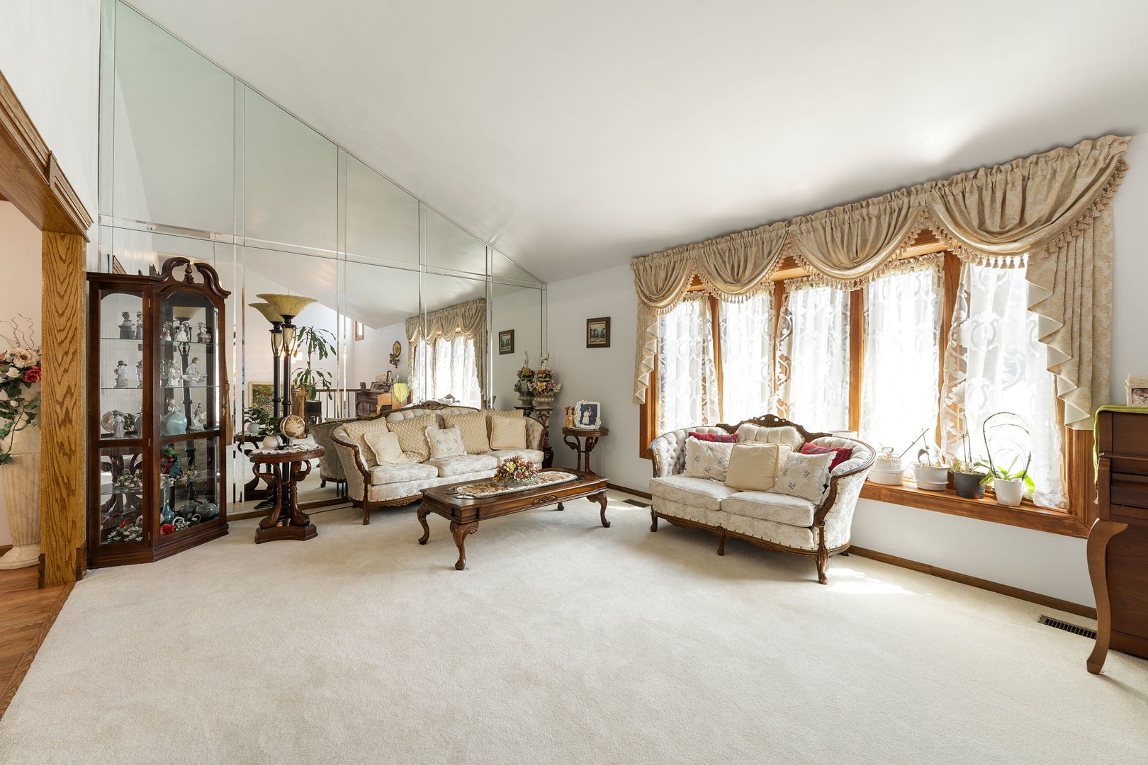 748 Yorkshire Lane, Des Plaines, IL 60016