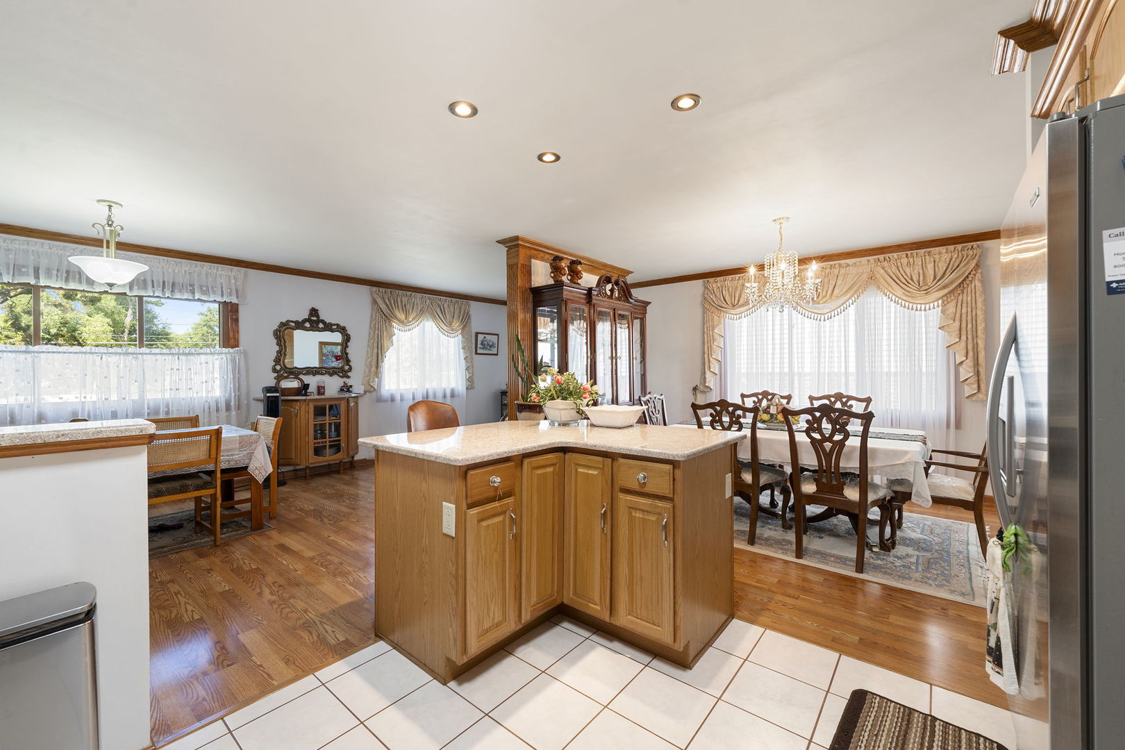 748 Yorkshire Lane, Des Plaines, IL 60016