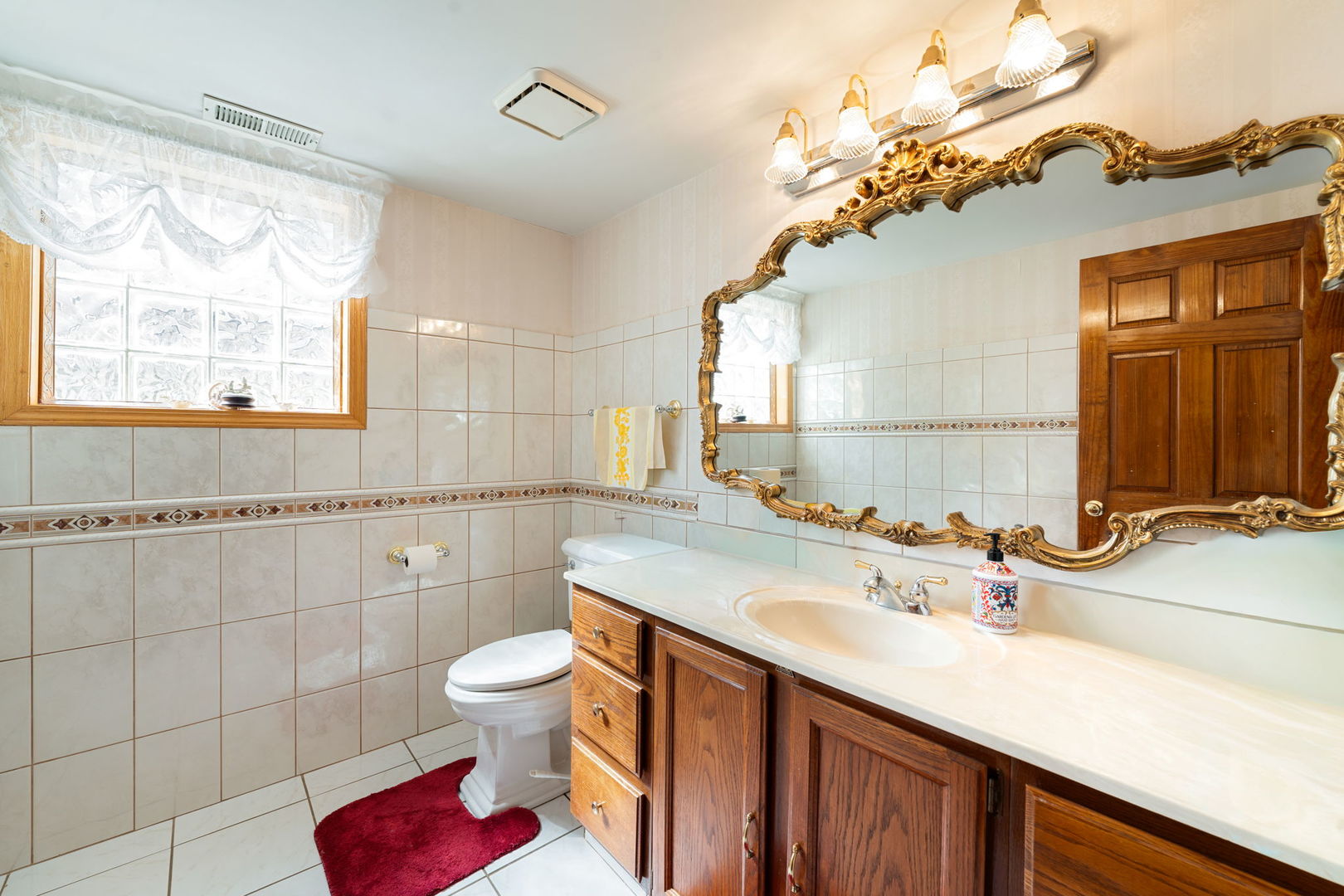 748 Yorkshire Lane, Des Plaines, IL 60016