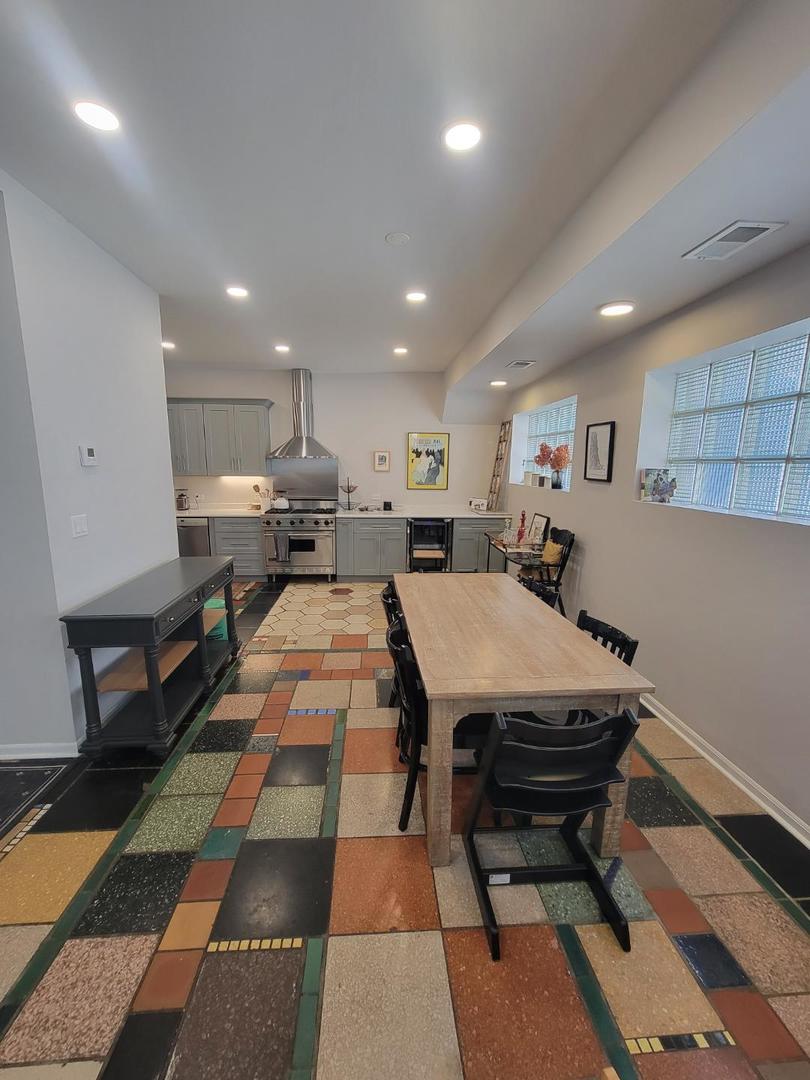 160 W BURTON Place #CH, Chicago, IL 60610