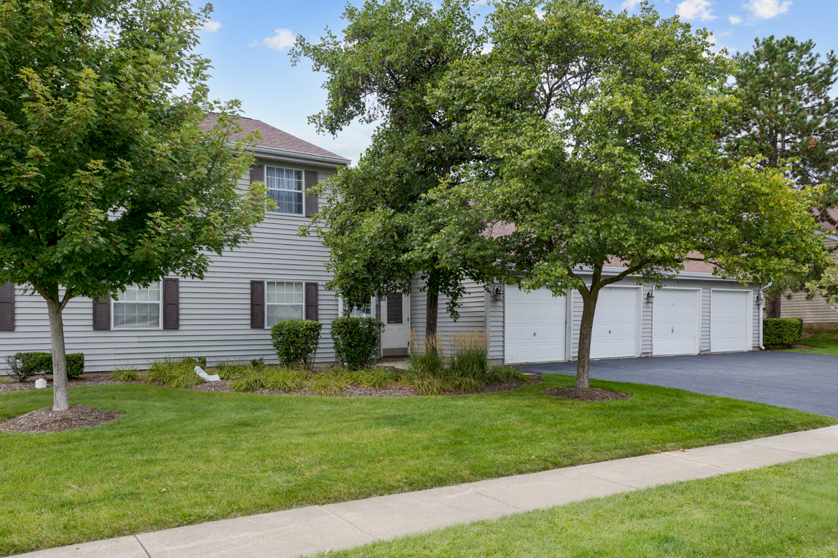 109 Gant Circle #C, Streamwood, IL 60107