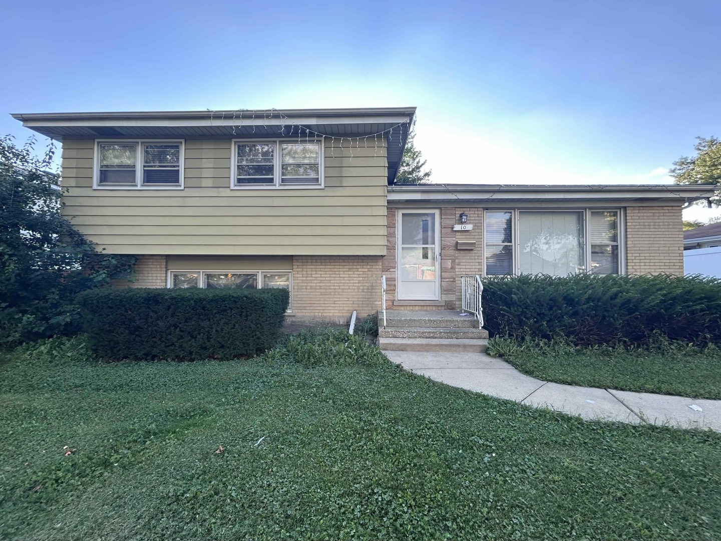 10 N ADAMS Drive, Addison, IL 60101