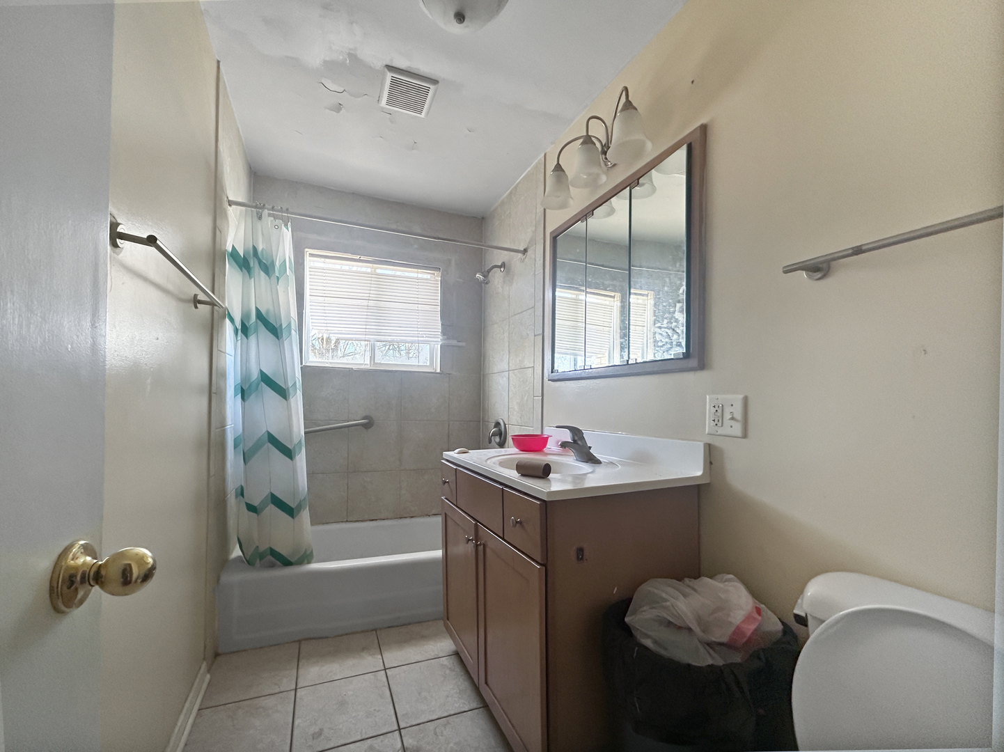 10 N ADAMS Drive, Addison, IL 60101