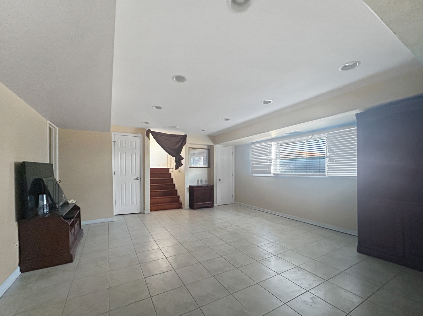 10 N ADAMS Drive, Addison, IL 60101