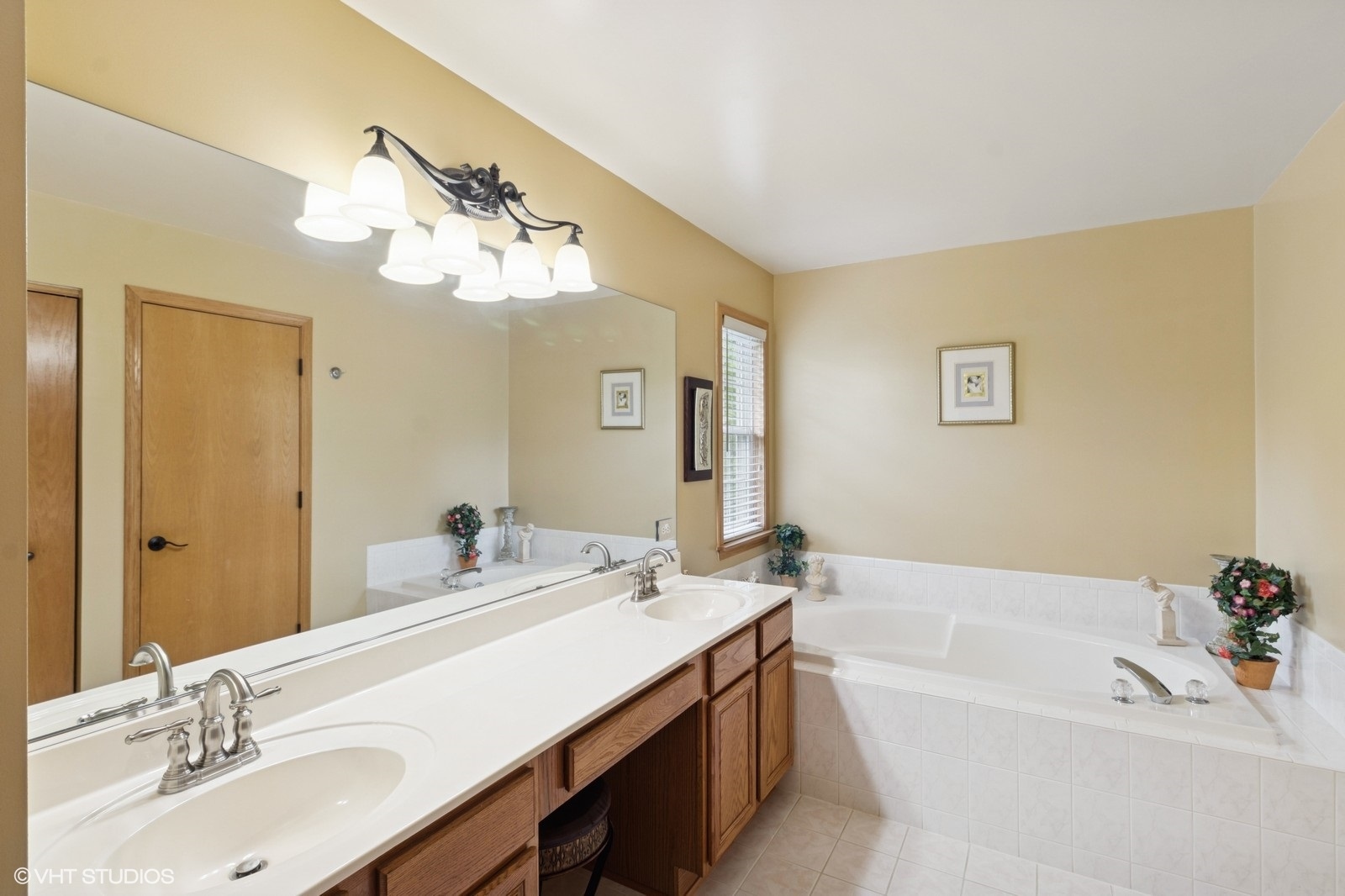 5 N Chestnut Court, Hawthorn Woods, IL 60047