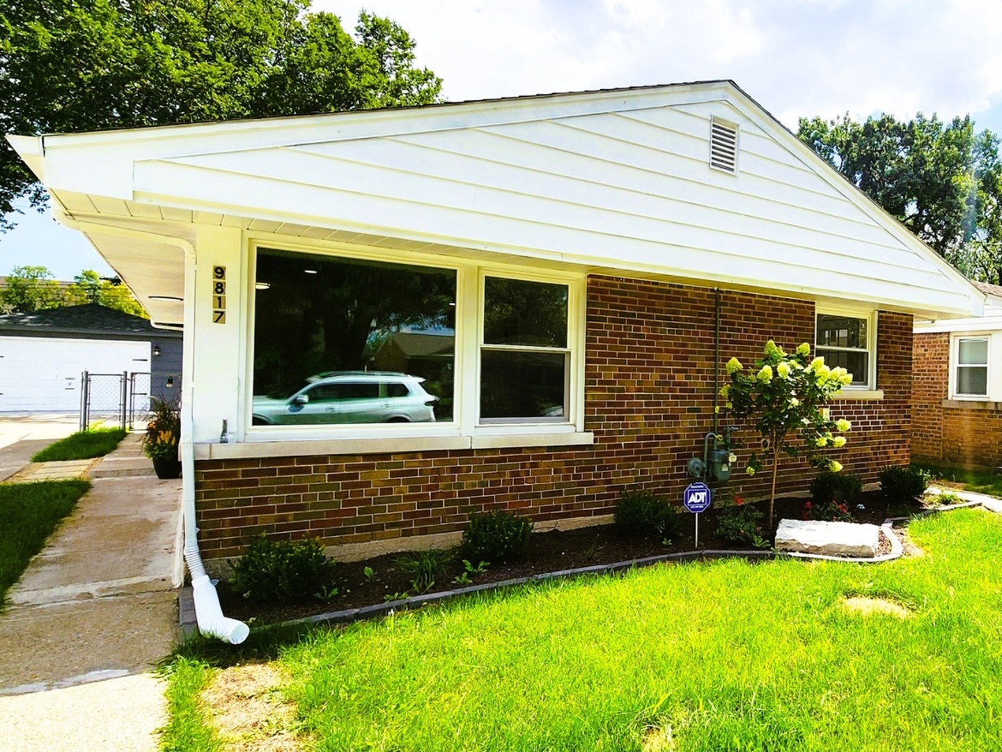 9817 S Maplewood Avenue, Evergreen Park, IL 60805